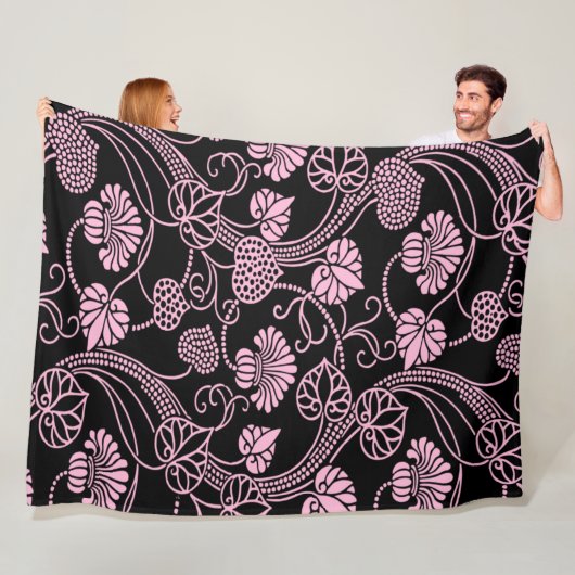 Retro bloempatroon roze op zwart fleece deken (In situ)