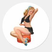Retro Blonde pin-up girl in zwarte minirok Ronde Sticker (Voorkant)