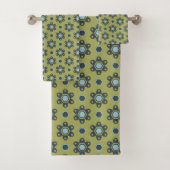 Retro Blue & Black Daisies op Green Floral Pattern Bad Handdoek (Insitu)