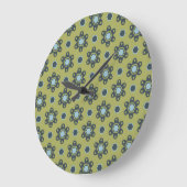 Retro Blue & Black Daisies op Green Floral Pattern Grote Klok (Hoek)