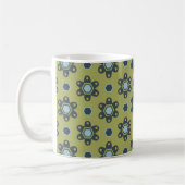 Retro Blue & Black Daisies op Green Floral Pattern Koffiemok (Links)
