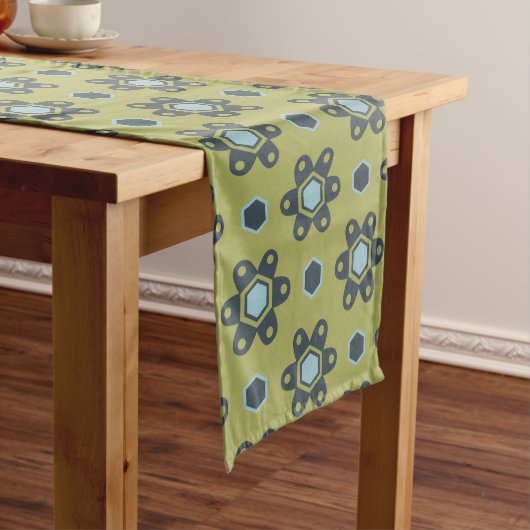 Retro Blue & Black Daisies op Green Floral Pattern Lange Tafelloper (Voorbeeld)