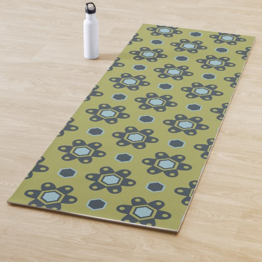 Retro Blue & Black Daisies op Green Floral Pattern Yogamat (In situ)