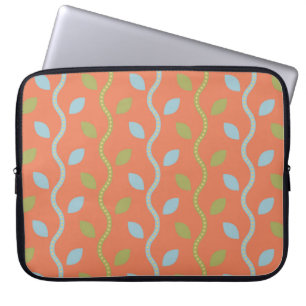Retro Blue- en groene wijnstokken op Oranje Floral Laptop Sleeve