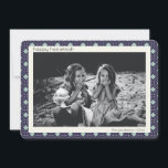 Retro Blue Mid Century Mod Pattern Hanukkah Foto Feestdagenkaart<br><div class="desc">Trendy,  modern en eenvoudig retro middeleeuwse modder lijnen patroon in blauw en wit voor Hanukkah,  gepersonaliseerd met jouw naam en foto.</div>