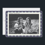 Retro Blue Mid Century Mod Pattern Hanukkah Foto Feestdagenkaart<br><div class="desc">Trendy,  modern en eenvoudig retro middeleeuwse modder lijnen patroon in blauw en wit voor Hanukkah,  gepersonaliseerd met jouw naam en foto.</div>