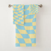 Retro Blue Yellow Pastel Warped Checkerboard Bad Handdoek (Insitu)