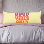 Retro-body kussen<br><div class="desc">Breng een uitbarsting van positiviteit naar je ruimte met dit Good Vibes Only lichaamskussen! Ontworpen met een groovy retro-lettertype in gedurfde roze, paars en sinaasappels, gaat dit pastelgele kussen helemaal over het verspreiden van blijdschap, blijdschap en kille vibes. Of u nu loungen, ontspannen, of het toevoegen van flair aan uw...</div>