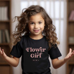 Retro Boho Dusty Roos Typografie | BLOEMENMEISJE T-shirt<br><div class="desc">Dit trendy,  eenvoudige T-shirt heeft de woorden "Bloemenmeisje" in retro stoffige rozen typografie,  samen met een ruimte voor haar naam,  en is het perfecte geschenk voor leden van uw bruidsfeestje.</div>