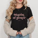 Retro Boho Dusty Roos Typografie | Ereheer T-shirt<br><div class="desc">Dit trendy,  eenvoudige T-shirt heeft de woorden "Matron of Honor" in retro stoffige rozen typografie,  samen met een ruimte voor haar naam,  en is het perfecte geschenk voor leden van uw bruidsfeestje.</div>
