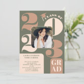 Retro bold 2023 groen beige 5 foto's afstuderen kaart (Staand voorkant)