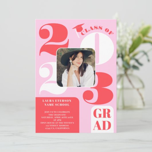 Retro bold 2023 roze rood 5 foto's afstuderen kaart (Staand voorkant)