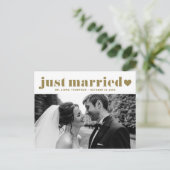 Retro Bold Typografie Gold Just Married Foto Briefkaart (Staand voorkant)