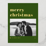 Retro Bold Typografie Green Merry kerstfoto Folie Feestdagen Briefkaart<br><div class="desc">Vrolijk kerstfeest! Stuur je vakantiewensen naar familie en vrienden met dit aanpasbare gouden folie kerstbriefkaart. Het heeft een retro gewaagd typografie met een kerstboomaccent. Pas dit briefkaart van de fotovakantie aan door uw eigen details toe te voegen. Dit moderne kerstbriefkaart is ook in andere kleuren verkrijgbaar.</div>