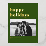 Retro Bold Typografie Green Prettige feestdagen Fo<br><div class="desc">prettige feestdagen! Stuur je vakantiewensen naar familie en vrienden met dit aanpasbare gouden briefkaart voor feestdagen. Het heeft een retro gewaagd typografie met een kerstboomaccent. Pas dit briefkaart van de fotovakantie aan door uw eigen details toe te voegen. Dit moderne vakantie-briefkaart is in andere kleuren beschikbaar.</div>