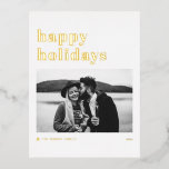 Retro Bold Typografie Prettige feestdagen foto<br><div class="desc">prettige feestdagen! Stuur je vakantiewensen naar familie en vrienden met dit aanpasbare gouden briefkaart voor feestdagen. Het heeft een retro gewaagd typografie met een kerstboomaccent. Pas dit briefkaart van de fotovakantie aan door uw eigen details toe te voegen. Dit moderne vakantie-briefkaart is in andere kleuren beschikbaar.</div>