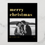 Retro Bold Typography Black Merry Kerstfoto Folie Feestdagen Briefkaart<br><div class="desc">Vrolijk kerstfeest! Stuur je vakantiewensen naar familie en vrienden met dit aanpasbare gouden folie kerstbriefkaart. Het heeft een retro gewaagd typografie met een kerstboomaccent. Pas dit briefkaart van de fotovakantie aan door uw eigen details toe te voegen. Dit moderne kerstbriefkaart is ook in andere kleuren verkrijgbaar.</div>