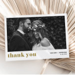 Retro Bold Typography Gold Photo Wedding Bedankkaart<br><div class="desc">Retro Bold Typografie Gold Photo Weddenschap Hartelijk dank |  foto bedankt je kaart met gouden retro gewaagde typografie. Deze dank is perfect voor allerlei evenementen,  zoals bruiloften en afstuderen. Personaliseer door uw favoriete horizontale foto's toe te voegen. Beschikbaar als een platte kaart en briefkaart.</div>