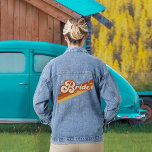 Retro Bride Typography Summer Rainbow Wedding T-Sh Denim Jacket<br><div class="desc">Verhoog je trouwdag stijl met onze Groovy Bride Denim Jacket. Dit unieke jasje toont een retro-geïnspireerd regenboogontwerp in combinatie met de typografie van de jaren 70, waardoor een speelse en boho-esthetiek ontstaat. Het kleurenschema heeft terracotta, sinaasappel, mosterdgeel en beige, waardoor het een opvallende en groovy sfeer krijgt. Of je nu...</div>