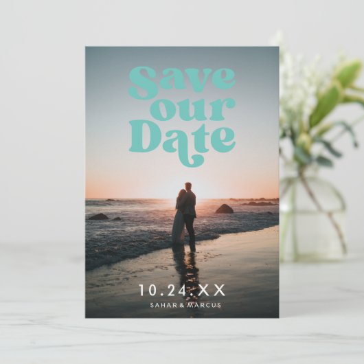 Retro brieven Bewaar onze datum fotokaart Feestdagenkaart (Staand voorkant)