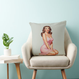 Retro Brunette Pin-up Meisje in Roze Kussen