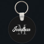 Retro Brush Script zwart grijs wit monogram Sleutelhanger<br><div class="desc">Deze gepersonaliseerde sleutelhanger kenmerkt hun naam in -geïnspireerd wit retro borstelmanuscript over hun monogram initiaal in grijze serif doopvont op een zwarte achtergrond. Een eenvoudig maar onderscheidend ontwerp dat een groot geschenk voor een man of vrouw maakt.</div>