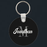 Retro Brush Script zwart grijs wit monogram Sleutelhanger<br><div class="desc">Deze gepersonaliseerde sleutelhanger kenmerkt hun naam in -geïnspireerd wit retro borstelmanuscript over hun monogram initiaal in grijze serif doopvont op een zwarte achtergrond. Een eenvoudig maar onderscheidend ontwerp dat een groot geschenk voor een man of vrouw maakt.</div>