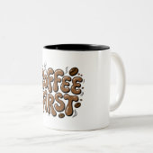 Retro-bubbeltypografie mok met 'Coffee First' (Voorkant rechts)