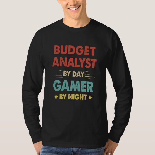 Retro Budget Analyst By Day Gamer By Night T-shirt (Voorkant)