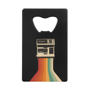 Retro camera met regenboogprint creditkaart flessenopener