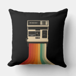 Retro camera met regenboogprint kussen