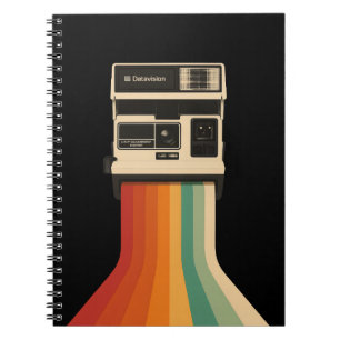Retro camera met regenboogprint notitieboek