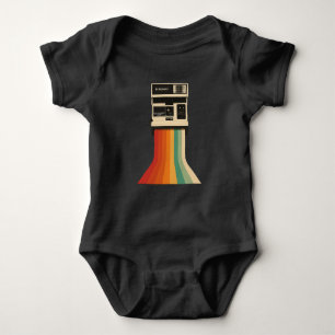 Retro camera met regenboogprint romper