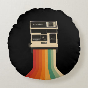 Retro camera met regenboogprint rond kussen