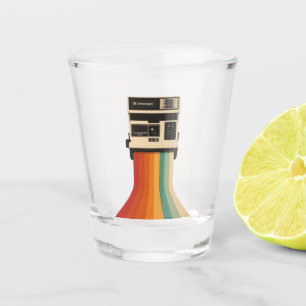 Retro camera met regenboogprint shot glas