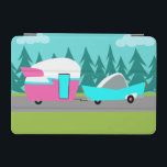 Retro Camper/Trailer en Car iPad Mini Hoesje iPad Mini Cover<br><div class="desc">Dit Retro Camper/Trailer en Car iPad Mini Hoesje is voorzien van een moderne, minimalistische tekening van de cartoon uit de midden eeuw, waardoor u klaar bent om op de open weg te gaan. Een eerbetoon aan de jaren '50, dit ontwerp kenmerkt een turkooiswagen met witte bovenkant, die een kitschy reisaanhangwagen...</div>