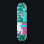 Retro Camper/Trailer en Klaarbord Persoonlijk Skateboard<br><div class="desc">Deze Retro Camper/Trailer en het Klaarbord van de Auto kenmerkt een moderne, minimalistische tekening van de cartoon uit de midden eeuw die u klaar maakt om naar de open weg te gaan. Een eerbetoon aan de jaren '50, dit ontwerp kenmerkt een turkooiswagen met witte bovenkant, die een kitschy reisaanhangwagen naar...</div>