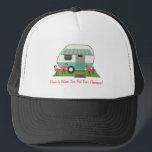 Retro Camper / Trailer & Roze Flamingos Home is .. Trucker Pet<br><div class="desc">Een pet met een afbeelding van een retro-caravan met turkooisstripe en paaien en drie roze plastic flamingos in de werf.   tekst zegt: "Thuis is waar je je flamingos neerzet!"</div>