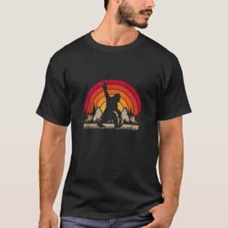 Retro Camping Wandelen Bigfoot Silhouette Mountain T-shirt