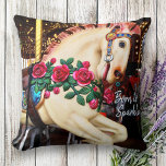 Retro Carousel Horse Photo geboren op Sparkle Scri Kussen<br><div class="desc">"Geboren om te gladstrijken." Je kunt bijna de muziek van oom-pa-pa voelen, crashende symbolen, en de beweging omhoog en omlaag en rond en rond van de vrolijk-ga-rond wanneer je ontspannen op deze zachte, comfortabele fotografie en kussens werpen. U kunt deze werpkussens gemakkelijk personaliseren plus ik bied ook aanpassingen aan op...</div>