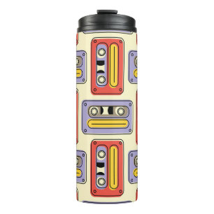 Retro cassette tapes: naadloos patroon. thermosbeker