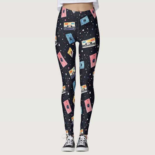 Retro Cassettebandjes in de kosmische ruimte Leggings (Voorkant)