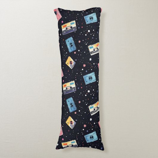 Retro Cassettebandjes in de kosmische ruimte Lichaamskussen (Voorkant Verticaal)