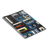 Retro Cassettes: Blauwe achtergrond . Notitieboek (Rechterzijde)