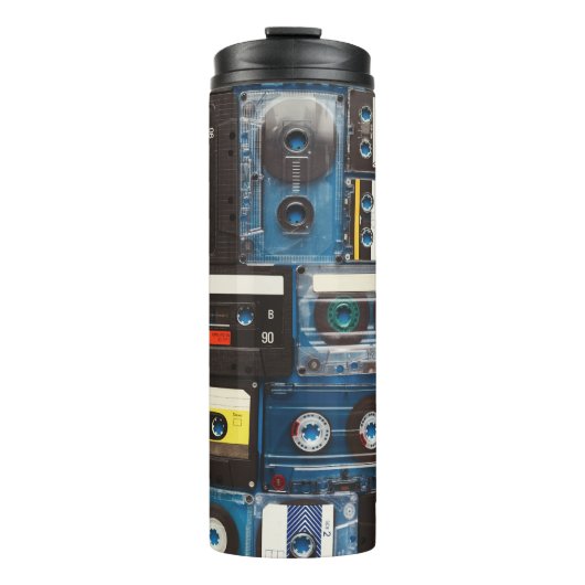 Retro Cassettes: Blauwe achtergrond . Thermosbeker (Voorkant)