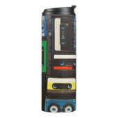 Retro Cassettes: Blauwe achtergrond . Thermosbeker (Gedraaid links)