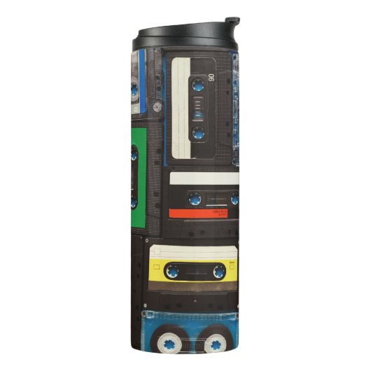 Retro Cassettes: Blauwe achtergrond . Thermosbeker (Gedraaid links)