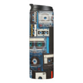 Retro Cassettes: Blauwe achtergrond . Thermosbeker (Geroteerd rechts)