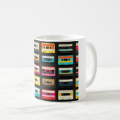 Retro Cassettespelband Patroon – Vintage Muziek Koffiemok (Voorkant rechts)