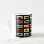 Retro Cassettespelband Patroon – Vintage Muziek Koffiemok (Voorkant links)